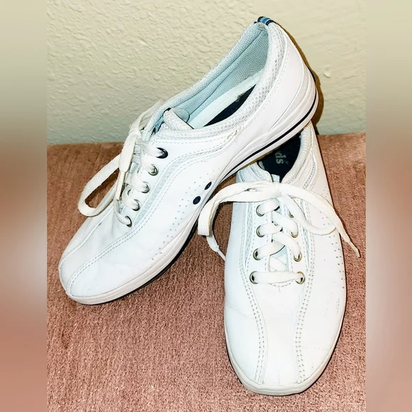 Keds White Leather Structured Low Top Tennis Shoes. These are classic shoes. 8.5 - Picture 7 of 13